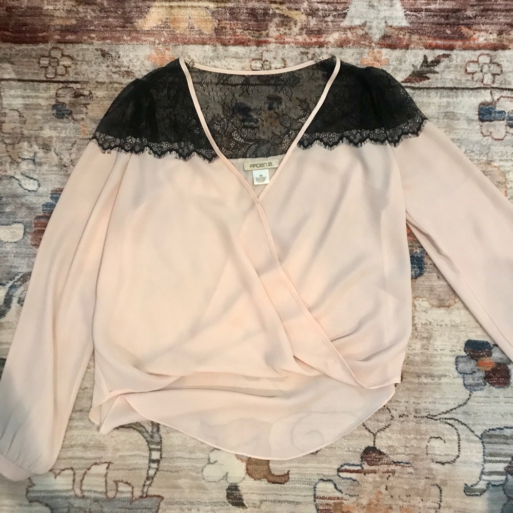Xs Arden b blouse light pink with black lace